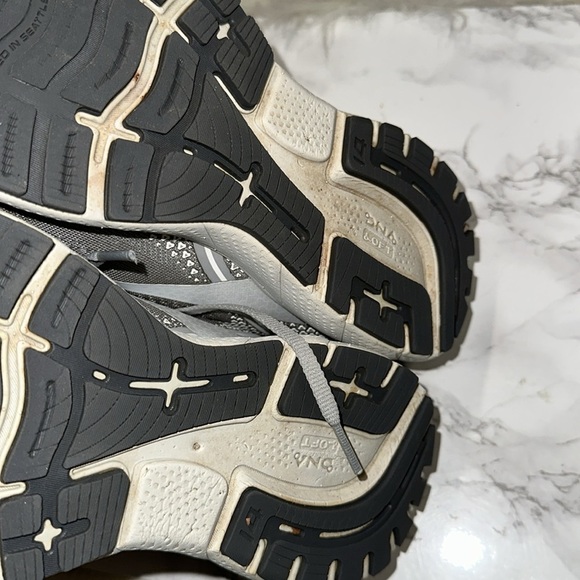 Brooks women’s Athletic Gray Ghost Sneakers size 8 - Picture 4 of 9